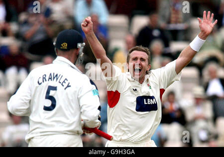 Dominic Cork (à droite) du Lancashire célèbre le match de cricket John Crawley du Hampshire lors du match de la Liverpool Victoria Championship Division One au Rose Bowl, à Southampton. Banque D'Images