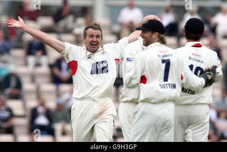 Dominic Cork du Lancashire célèbre avec ses coéquipiers le match de cricket de John Crawley dans le Hampshire lors du match de la Liverpool Victoria Championship Division One au Rose Bowl, à Southampton. Banque D'Images