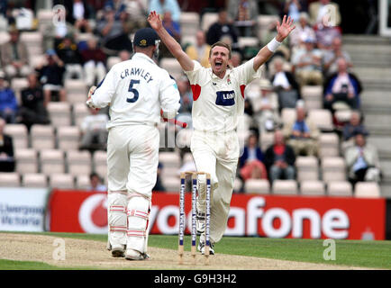 Dominic Cork (à droite) du Lancashire célèbre le match de cricket John Crawley du Hampshire lors du match de la Liverpool Victoria Championship Division One au Rose Bowl, à Southampton. Banque D'Images