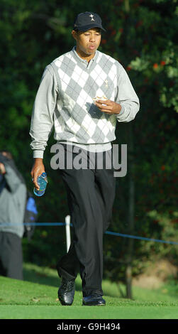 Le Tiger Woods des États-Unis prend des rafraîchissements sur le quatrième trou pendant le premier jour de la Ryder Cup au K-Club, Co Kildare, Irlande. Date de la photo : vendredi 22 septembre 2006. Match One, Fourballs: USA Tiger Woods et Jim Furyk v Europe Padraig Harrington et Colin Montgomerie. Le crédit photo devrait se lire : Rui Vieira/PA Banque D'Images