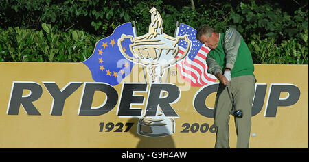 Colin Montgomerie d'Europe débarque sur le quatrième trou pendant le premier jour de la Ryder Cup au K-Club, Co Kildare, Irlande. Date de la photo : vendredi 22 septembre 2006. Match One, Fourballs: USA Tiger Woods et Jim Furyk v Europe Padraig Harrington et Colin Montgomerie. Le crédit photo devrait se lire : Rui Vieira/PA Banque D'Images