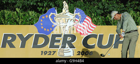 Le Padraig Harrington d'Europe débarque sur le quatrième trou lors du premier jour de la Ryder Cup au K-Club, Co Kildare, Irlande. Date de la photo : vendredi 22 septembre 2006. Match One, Fourballs: USA Tiger Woods et Jim Furyk v Europe Padraig Harrington et Colin Montgomerie. Le crédit photo devrait se lire : Rui Vieira/PA Banque D'Images