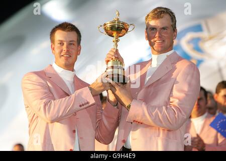 Henrik Stenson (à gauche) et Robert Karlsson, équipe de la coupe Ryder Europe, célèbrent avec le trophée. Banque D'Images