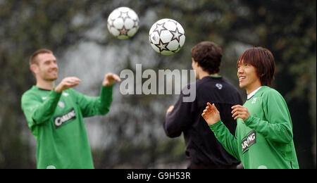 Soccer - entraînement celtique - terrain d'entraînement de Barrowfield.Shunsuke Nakamura (à droite) du Celtic dirige le ballon lors d'une séance d'entraînement au terrain d'entraînement de Barrowfield, à Glasgow. Banque D'Images