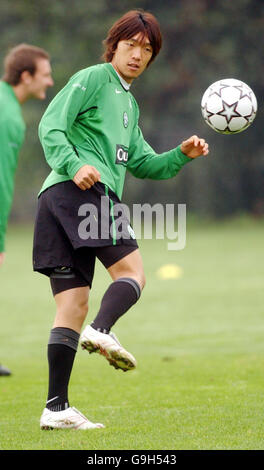 Shunsuke Nakamura du Celtic en action lors d'une session d'entraînement au terrain d'entraînement de Barrowfield, à Glasgow. Banque D'Images