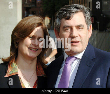 Le chancelier britannique Gordon Brown et sa femme Sarah arrivent au centre de conférence du Parti travailliste avant son discours. Banque D'Images