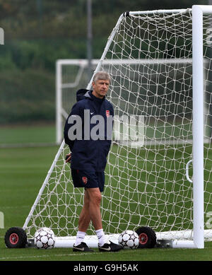 Arsene Wenger, gestionnaire d'arsenal, observe ses joueurs lors d'une session d'entraînement à London Colney, Hertfordshire. Banque D'Images