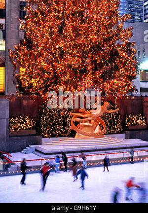 Patinoire et Prométhée statue au Rockefeller Plaza à Noël, New York, USA. Banque D'Images