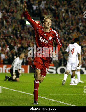 Peter Crouch de Liverpool célèbre son but contre Galatasary lors du match du groupe C de la Ligue des champions de l'UEFA à l'Anfield Stadium, à Liverpool. Banque D'Images