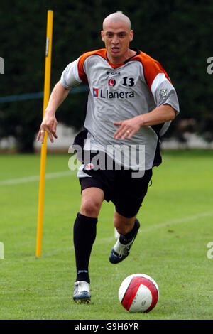 Soccer - Charlton Athletic Training - Sparrows Lane. Omar Pouso, Charlton Athletic Banque D'Images