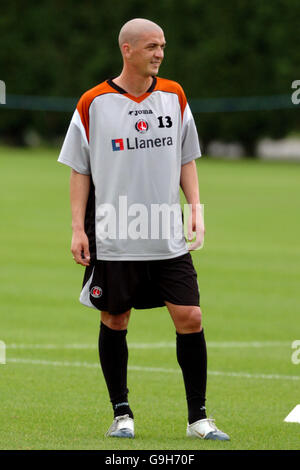 Soccer - Charlton Athletic Training - Sparrows Lane. Omar Pouso, Charlton Athletic Banque D'Images