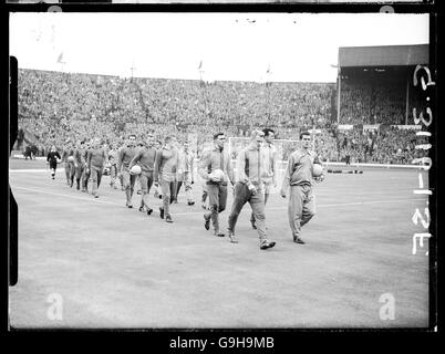 Football - amical - Angleterre / Suède.Les deux équipes débarquent sur le terrain de Wembley avant le match Banque D'Images