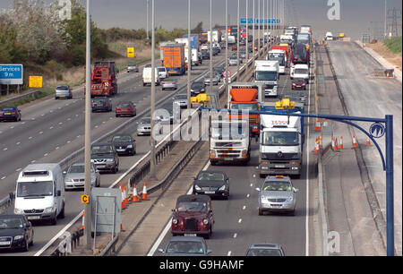 289 millions de mesures pour élargir la M1 dans le Hertfordshire et le Bedfordshire. Le projet consiste à élargir les deux voies de l'autoroute M1 entre la M25 et Luton à quatre voies. Banque D'Images