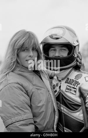 Moto - Brands Hatch.Barry Sheene (r) avec sa petite amie Stephanie McLean (l) Banque D'Images