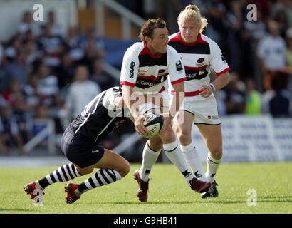 Rugby Union - Guinness Premiership - Bristol / Saracens - Memorial Stadium - Bristol.Le Glen Jackson de Saracen est attaqué par Jason Strange de Bristol lors du match Guinness Premiership au Memorial Stadium, à Bristol. Banque D'Images