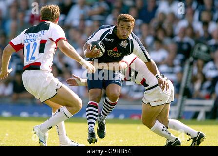 Rugby Union - Guinness Premiership - Bristol Rugby / Saracens - Memorial Stadium.Josh Taumalolo, Bristol (au centre) tente de briser la défense de Ben Johnston (l) et Kevin Sorrell (caché) Banque D'Images