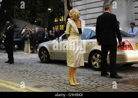 Dame Helen Mirren arrive pour la première de la Reine au Curzon mayfair, dans le centre de Londres. Banque D'Images