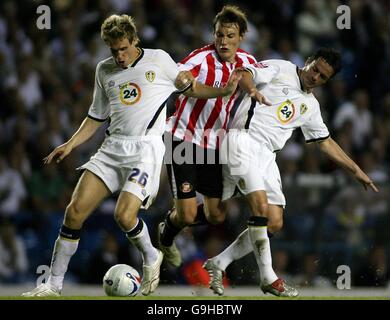 Matthew Killgallon (à gauche) et Gary Kelly (à droite) de Leeds United s'attaquent au Dean Whitehead de Sunderland lors du match de championnat Coca-Cola à Elland Road, Leeds. Banque D'Images