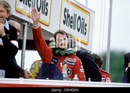 Le vainqueur de la course Nigel Mansell reconnaît les encouragements de la foule du podium Banque D'Images