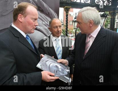 Le ministre des Affaires étrangères Dermot Ahern (de gauche à droite), Taoiseach Bertie Ahern TD et le ministre Conor Lenihan TD devant le recul visuel des missions à l'étranger, lors du lancement du Livre blanc des gouvernements sur l'aide au développement, à la Maison de la ville de Dublin. Banque D'Images