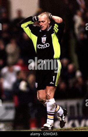 Football - FA Carling Premiership - Bradford City / Manchester United.Gary Walsh de Bradford City tient sa tête dans les mains après avoir donné Teddy Sheringham de Manchester United le premier but Banque D'Images