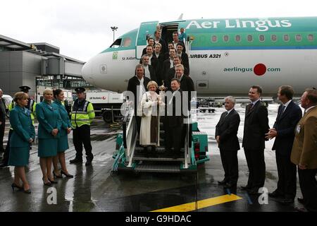 Le capitaine de l'équipe européenne de la Ryder Cup Ian Woosnam (en bas à droite) avec sa femme Glendryth pose avec le trophée de la Ryder Cup devant l'équipe européenne à l'arrivée à l'aéroport de Dublin, avant la Ryder Cup qui commence jeudi au K Club, Co Kildare. Banque D'Images