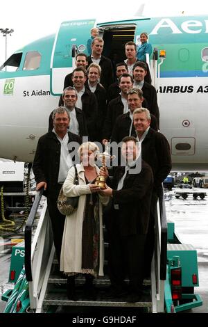 - Golf de l'équipe européenne de Ryder Cup arrivent à l'aéroport de Dublin Banque D'Images