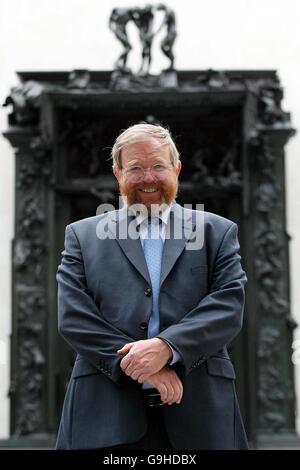 L'auteur Bill Bryson se tient aux portes de l'Enfer de Rodin lors d'une fête à Burlington House, à Picadilly, pour célébrer le lancement d'un nouveau 'Campus culturel', impliquant six sociétés savantes. Banque D'Images