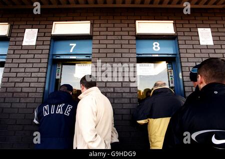 Football - FA Carling Premiership - Manchester City / Leeds United.Les fans de Manchester City arrivent au stade Banque D'Images