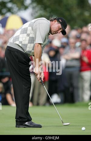 Golf - 36e Ryder Cup - Premier jour - le K Club. Phil Mickelson, équipe américaine de la Ryder Cup. Banque D'Images