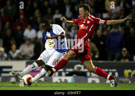 Football - coupe UEFA premier tour, deuxième match de jambe - Blackburn / Salzbourg.Benni McCarthy, de Blackburn, marque lors du premier tour de la coupe de l'UEFA, deuxième match contre Salzbourg à Ewood Park, Blackburn. Banque D'Images