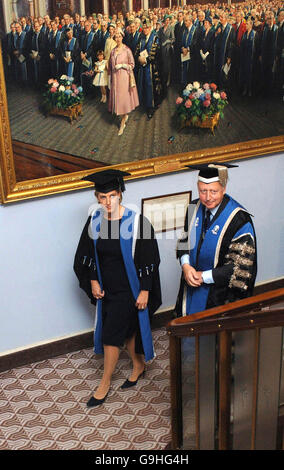 La comtesse de Wessex, passe devant une photo de la reine Elizabeth II de Grande-Bretagne avec le président du Collège Allan Templeton au Collège Royal des obstétriciens et gynécologues dans le centre de Londres après avoir été nommé membre honoraire du Collège. Banque D'Images