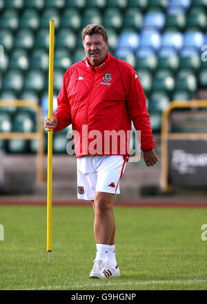 Soccer - séance de formation au pays de Galles - Barry.Wales Coach, John Toshack, lors d'une séance de formation à Jenner Park, Barry. Banque D'Images