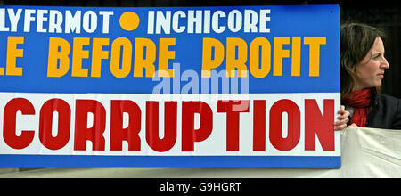 Des membres de l'Alliance du peuple avant le profit protestent à l'extérieur de Dail, Dublin, avant que Taoiseach Bertie Ahern ne présente un communiqué clair sur la façon dont il a reçu de l'argent lors d'une fonction à Manchester en 1994. Banque D'Images