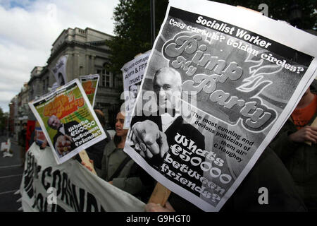 Des membres de l'Alliance du peuple avant le profit protestent à l'extérieur de Dail, Dublin, avant que Taoiseach Bertie Ahern ne présente un communiqué clair sur la façon dont il a reçu de l'argent lors d'une fonction à Manchester en 1994. Banque D'Images