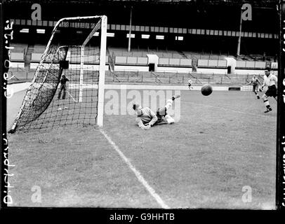 Ted Ditchburn, gardien de but de Tottenham Hotspur, fait une économie dans l'entraînement Banque D'Images