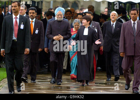 Le Premier ministre indien, le Dr Manmohan Singh, et son épouse Gursharan Kaur sont accueillis par le vice-chancelier Alison Richards de l'Université de Cambridge, où le premier ministre indien recevra un diplôme honorifique en droit. Banque D'Images