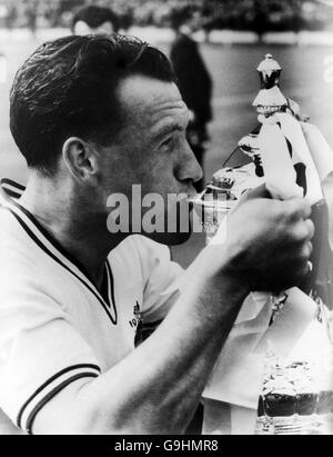 Football - finale de la coupe FA - Bolton Wanderers / Manchester United - Wembley Stadium.Le capitaine NAT Lofthouse de Bolton Wanderers embrasse la coupe FA après avoir inscrit les deux buts dans la victoire de son équipe en 2-0 Banque D'Images