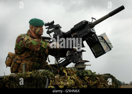 Le sergent de couleur de Royal Marines, Barry Fowler, avec une nouvelle mitrailleuse à grenade légère automatique Heckler et Koch GMG, montée sur un Land Rover, lors d'une démonstration de tir en direct à Salisbury Plain, Wiltshire. APPUYEZ SUR ASSOCIATION photo. Date de la photo: Jeudi 19 octobre 2006. Les troupes britanniques en Afghanistan doivent se procurer une nouvelle arme de champ de bataille puissante, a annoncé aujourd'hui Lord Drayson, ministre des achats de défense. Le nouveau lance-grenades léger automatique sera monté sur des Land Rover spécialement adaptés et utilisé par les troupes pour compléter la machine lourde de 0,50 pouces montée sur véhicule Banque D'Images