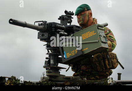 Le sergent de couleur de Royal Marines, Barry Fowler, avec une nouvelle mitrailleuse à grenade légère automatique Heckler et Koch GMG, montée sur un Land Rover, lors d'une démonstration de tir en direct à Salisbury Plain, Wiltshire. APPUYEZ SUR ASSOCIATION photo. Date de la photo: Jeudi 19 octobre 2006. Les troupes britanniques en Afghanistan doivent se procurer une nouvelle arme de champ de bataille puissante, a annoncé aujourd'hui Lord Drayson, ministre des achats de défense. Le nouveau lance-grenades léger automatique sera monté sur des Land Rover spécialement adaptés et utilisé par les troupes pour compléter la machine lourde de 0,50 pouces montée sur véhicule Banque D'Images