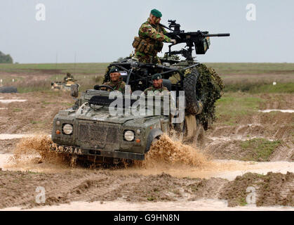 Le sergent de couleur de Royal Marines, Barry Fowler, avec une nouvelle mitrailleuse à grenade légère automatique Heckler et Koch GMG, montée sur un Land Rover, lors d'une démonstration de tir en direct à Salisbury Plain, Wiltshire. APPUYEZ SUR ASSOCIATION photo. Date de la photo: Jeudi 19 octobre 2006. Les troupes britanniques en Afghanistan doivent se procurer une nouvelle arme de champ de bataille puissante, a annoncé aujourd'hui Lord Drayson, ministre des achats de défense. Le nouveau lance-grenades léger automatique sera monté sur des Land Rover spécialement adaptés et utilisé par les troupes pour compléter la machine lourde de 0,50 pouces montée sur véhicule Banque D'Images