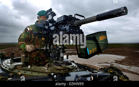 Le sergent de couleur de Royal Marines, Barry Fowler, avec une nouvelle mitrailleuse à grenade légère automatique Heckler et Koch GMG, montée sur un Land Rover, lors d'une démonstration de tir en direct à Salisbury Plain, Wiltshire. APPUYEZ SUR ASSOCIATION photo. Date de la photo: Jeudi 19 octobre 2006. Les troupes britanniques en Afghanistan doivent se procurer une nouvelle arme de champ de bataille puissante, a annoncé aujourd'hui Lord Drayson, ministre des achats de défense. Le nouveau lance-grenades léger automatique sera monté sur des Land Rover spécialement adaptés et utilisé par les troupes pour compléter la machine lourde de 0,50 pouces montée sur véhicule Banque D'Images