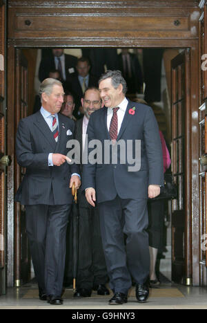 Le Prince de Galles (à gauche) s'entretient avec le chancelier de l'Échiquier britannique Gordon Brown (à droite) et le président par intérim du revenu et des douanes de sa Majesté Paul Gray à l'extérieur du bâtiment du Trésor dans le centre de Londres après avoir pris la parole lors d'un sommet sur la responsabilité sociale des entreprises. Banque D'Images