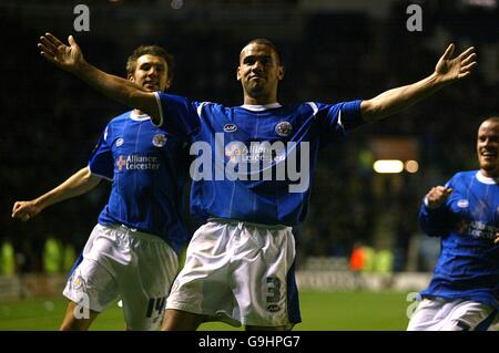 Patrick Kisnorbo, de Leicester City, célèbre son but Banque D'Images