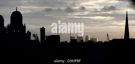 Dossier Libraray, daté du 21/10/2006.Les immeubles de bureaux de grande hauteur de Canary Wharf se démarquent lorsque le soleil se lève au-dessus de Londres, tandis que la cathédrale de Westminster et d'autres bâtiments restent dans l'ombre. Banque D'Images