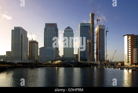 Fichier de bibliothèque, daté du 01-12-2002. Vue sur le développement de Canary Wharf dans les Docklands de Londres, montrant One Canada Square (au centre). HSBC et Citgroup sont locataires dans les deux bâtiments de chaque côté. Banque D'Images