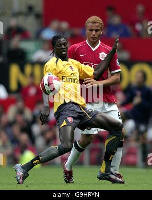 Wes Brown de Manchester United (à droite) en action contre Emmanuel Adebayor d'Arsenal lors du match Barclays Premiership à Old Trafford, Manchester. Banque D'Images