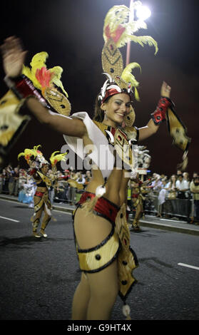 Le festival de la Tamise Night Carnival traverse le pont de Blackfriars à sa fin. La procession a commencé sur le Victoria Embankment avec des centaines de danseurs, musiciens, interprètes et flotteurs. Banque D'Images