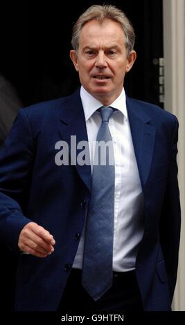 Le Premier ministre britannique, Tony Blair, devant le 10 Downing Street. Banque D'Images