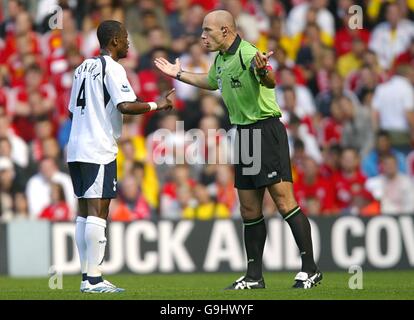 Arbitre Howard Webb a des mots avec Didier Zokora de Tottenham Hotspur Banque D'Images